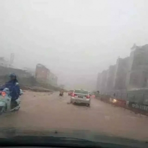 Σ�ڵ�Ϧ���V���J�ݞ����K�~���Rɽ�鱩�l(f��)�ľ޴����{